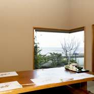 有明海が見渡せるロケーションで、お部屋からの眺めが最高。海を見ながら食事できます。島原鉄道の黄色いディーゼルカーも、30分に１本走っているのが見えます。電車好きの方にも、おすすめです。