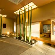 旬の島原野菜を使った煮物やサラダ、季節の豆腐料理や『ゆば刺し』は、素材そのもののおいしさが味わえます。落ち着いた空間は、法事にも安心して使えます。接客が丁寧で気持ちよいと、地元の方にも評判のお店です。