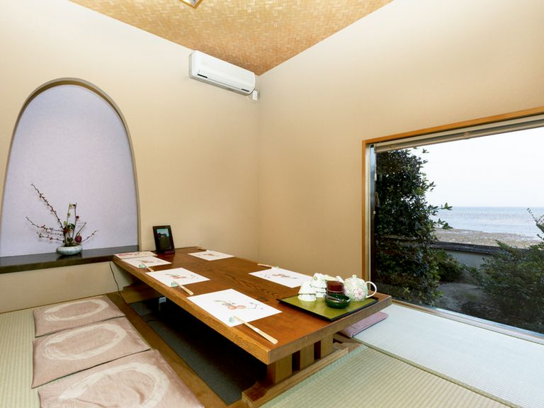 海が見える堀ごたつ席でリラックス　自分にご褒美の時間