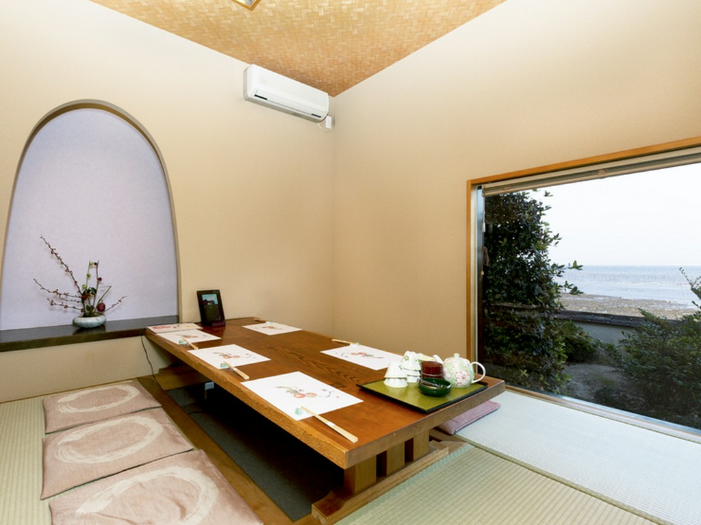 海が見える堀ごたつ席でリラックス　自分にご褒美の時間