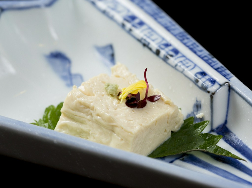 生ゆばを、ミルフィーユのような羽二重に仕上げた『ゆば刺し』