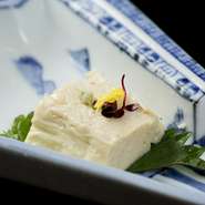 豆乳からつくった生ゆばを、ミルフィーユのように重ねてつくった『ゆば刺し』です。造り醤油で、シンプルに味つけしていただきます。大豆本来の素材のおいしさが、口いっぱいに広がります。