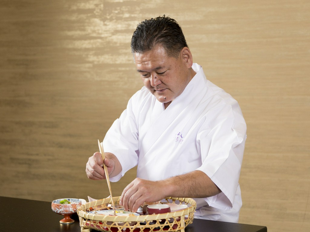 高級店にふさわしい立居ふるまい　接客マナーは専門家が教育