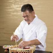 お辞儀や入退室、料理の出し方などのマナーは、専門家に依頼して、しっかり教育。高級店にふさわしい立居ふるまいを徹底させています。ハレの日や特別な時間に、心から癒され、くつろいでいただければと思います。