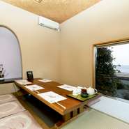 海外のお客様のご来店もある〈花ざしき　和香〉20～100名様まで対応していますので、様々なシーンでご利用頂けます。お店の目の前には有明海が広がっており、海を眺めながらの食事は、特別なひとときを味わえます。