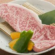 良質の黒毛和牛を、市場で仕入れ。塩とブラックペッパーでシンプルに味つけし、肉の旨味が味わえます。