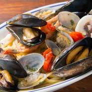 「厳選した食材を使用しているから、料理も素材の味そのものを活かしたものにしたい」（城倉さん）。素材のよさ＝何もしない、ではなく、素材それぞれに最適な料理方法をすることにこだわっています。