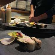 地物の野菜や魚介、肉を使った地産地消の料理は、今食べて欲しいその時旬の食材で構成された内容。パスタやメインは数種類の中から選べる全7品のコース料理(4名様以上はご予約時にパスタとメインをお決めください)。