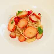 女性を喜ばせる逸品としても人気。1月～4月は、苺を使った使った冷製パスタ。（※写真は3月のメニュー）
7月～9月頃までは桃の冷製パスタも登場！