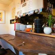 白壁×ダークブラウンのインテリアは、大人女性にも大人気。