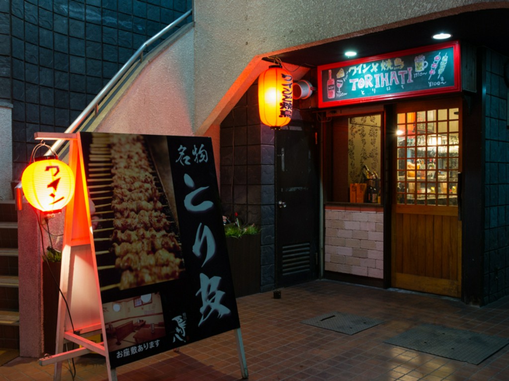 暖かな提灯のあかりが温かく迎える「ワイン＆焼鳥」のお店