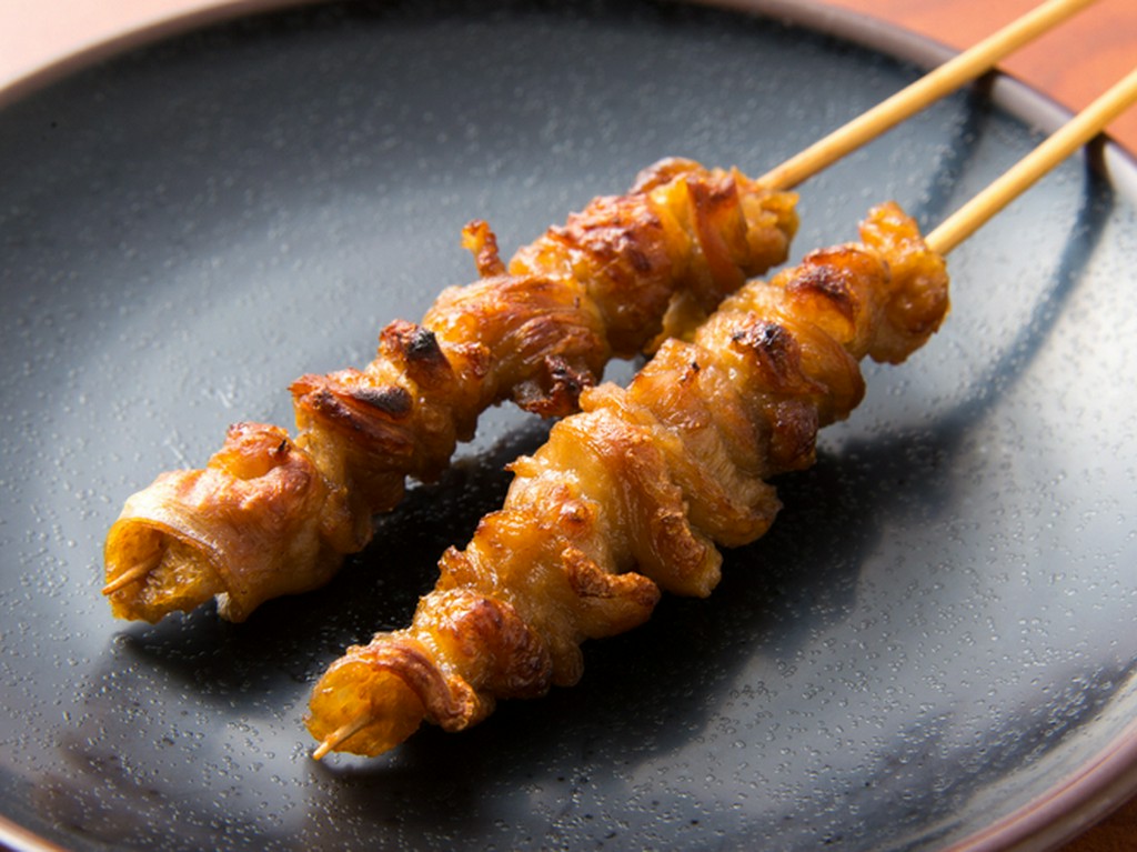 仕込に3日間をかけてつくり上げる、鳥八名物『特製鳥皮』