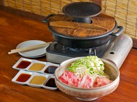 秋田県産の「牛カルビ」、「桃豚」、「あじさい地鶏」を使用。自家製ごまダレや自家製ポン酢などで。