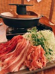 焼肉としゃぶしゃぶが同時にできるお鍋を使用。
お肉は国産。野菜も地場ものを使用しております。
