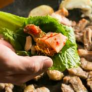 韓国から調味料などを仕入れ、まるで本場で食べるような本格韓国料理が味わえるお店です。野菜は地元の新鮮なものを使っています。韓国唐辛子・コチュカルなどを使用、辛いものが好きな方にもぴったりです。