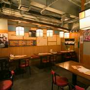 K-POPが流れる店内。本格韓国料理を味わいながら、ちょっとした小旅行気分が楽しめます。友達とのおしゃべりや、まったりとしたデート、女子会や飲み会にも最適。ヘルシーな料理と生マッコリが迎えてくれます。