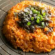 『サムギョプサル』を頼むなら、〆の『うま辛キムチ炒飯』もお忘れなく。旨みたっぷり、本格キムチの味わいがたまらない、人気の一品です。リピート注文も多いメニューなのだとか。
