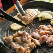 ごま油と塩胡椒で食べるのがオススメ。わさび醤油、サムジャン（辛味噌）、コチュジャンダレも選べます。