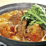 背骨についたお肉も味わえます。じゃがいもが入った、ダシの旨みが堪能できるピリ辛の鍋です。