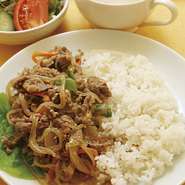 牛肉と野菜と春雨でヘルシーかつボリューム満点の一品。ご飯がすすみます。