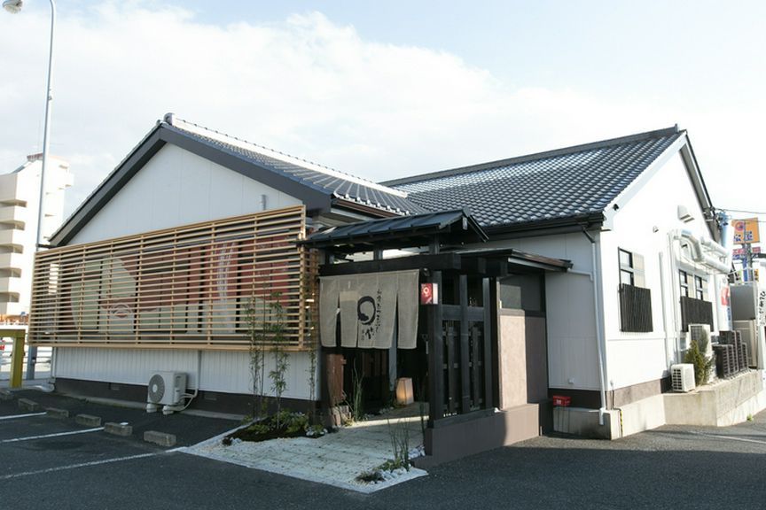 駐車場完備、和風の落ち着きある鰻・和食料理店