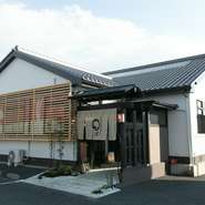大曽根駅からすぐのところにある鰻や和食を味わえる料理店。駅からのアクセスも良く、駐車場は24台分完備されています。日本家屋に粋な「○や」ののれんを抜けると、居心地の良い空間が広がっています。
