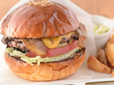 パン、ビーフ、野菜、全てにこだわる『ベーコンチーズバーガー』