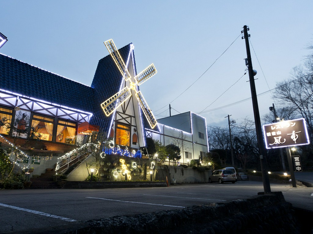 山道に佇む大きな風車が目印。高崎市街の夜景をお楽しみ頂けます