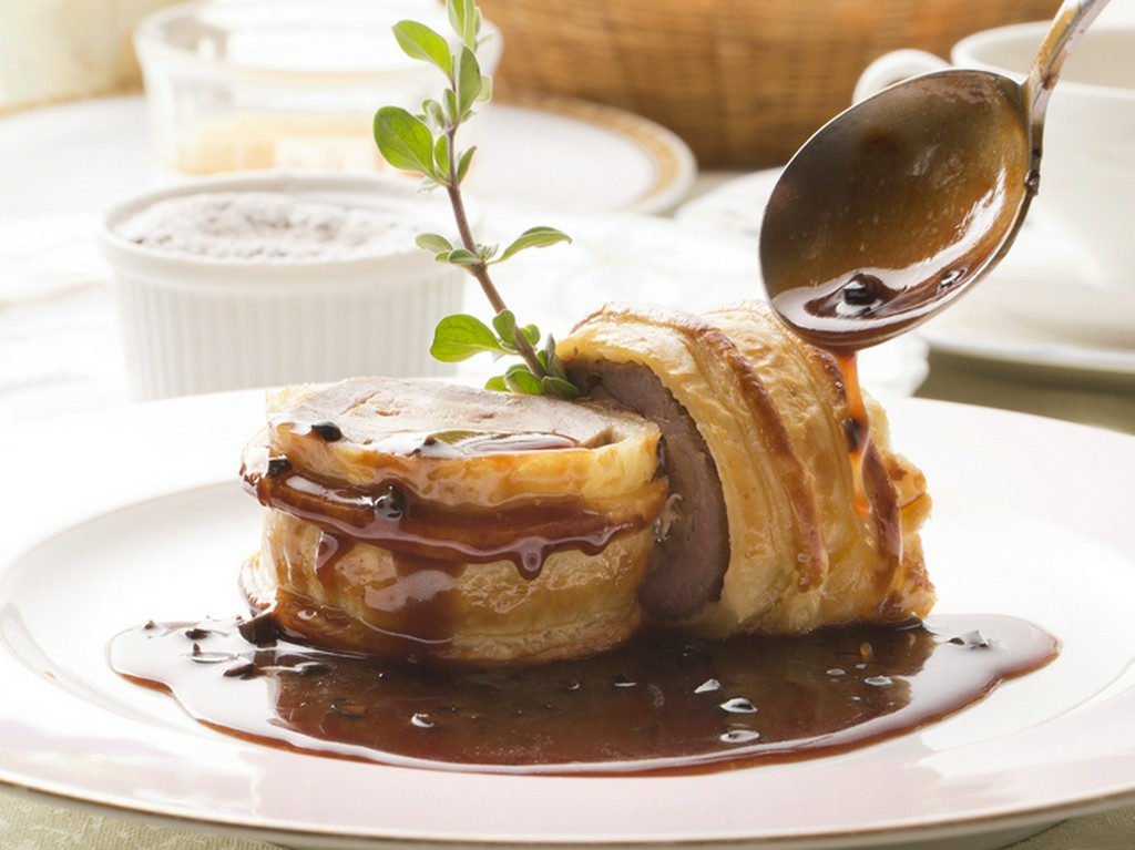 仔羊にトリュフのソースをあわせた『仔羊のパイ包み焼き』