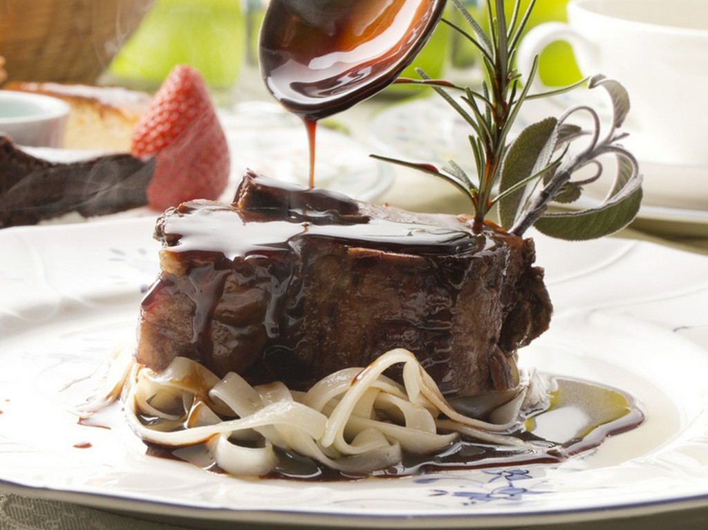 お肉の柔らかさを堪能できる『牛肉のブレゼ』