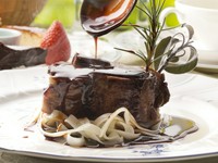 お肉の柔らかさを堪能できる『牛肉のブレゼ』