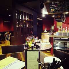 ネイビー×ボルドーのおしゃれな店内でくつろぎの時間を