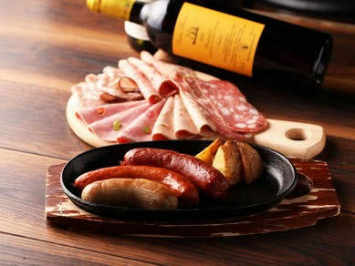 本場ドイツのソーセージを満喫できる『デリカ盛り合わせ』