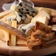 いろんなタイプのチーズが試せる『おまかせチーズ5種盛り』