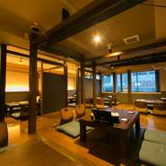 最大50人まで入れる、空間に余裕のある店内は、ゆっくりとお酒と料理を楽しみたい方におすすめです。時を忘れて、友人との語らいのひとときを。