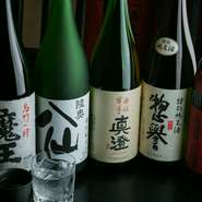 利酒師が毎月おすすめの日本酒、地酒、焼酎、梅酒を厳選しています。独自の仕入れで、珍しいお酒が入ることもあるので、訪れる度に楽しめます。