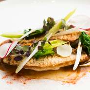 野菜は母親が営む畑で収穫されたものを主に使用。手間ひまをかけた採れたての野菜は、ひと味もふた味も違います。肉や魚もこだわりを持って仕入れ、その日手に入ったの良い食材をメニューに反映しています。