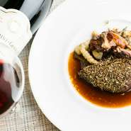 フランスに渡り、ミシュランガイドの星付きレストランで修業したシェフの料理は、ため息の出る美しさ…。もちろん味も絶品です。大切な人とのデートや取引先との接待など、特別な一時を過ごしたい場合に最適です。