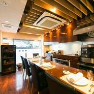 カウンター席があり、1人や少人数での来店にも対応。ディナーでは一品ずつ頼むこともでき、デザートやワインをメインに来店する人も多いとのこと。ドレスコードもなく、気軽に本格フレンチを味わえます。