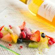 個人経営の小規模店の場合、シェフがパティシエを兼ねることが多いですが、こちらでは専属のパティシエがスイーツを担当。フランス菓子の専門家がつくる一皿はまさに芸術。女性客の心を掴んでいます。