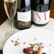 フランス料理に欠かせない、ワインも充実。常に赤･白3種類ずつのグラスワインが用意されており、様々な味を試せます。また、通を納得させる銘柄も取り揃えており、料理や予算･好みに合わせた一杯を選べます。