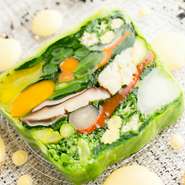 倍の高さに積み上げた野菜を、プレスしてテリーヌに。野菜の旨味がギュッと凝縮された一品です。