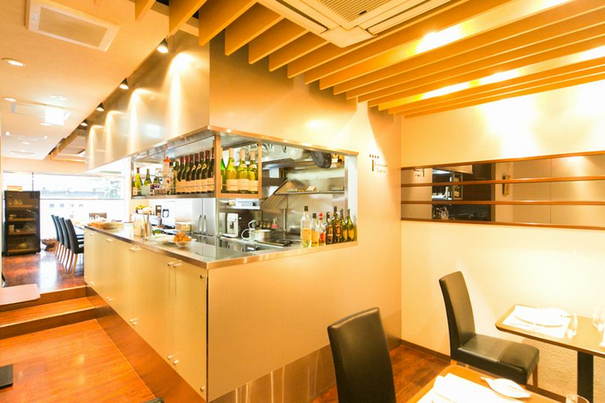内装はシェフの顔が見えるオープンキッチンタイプ