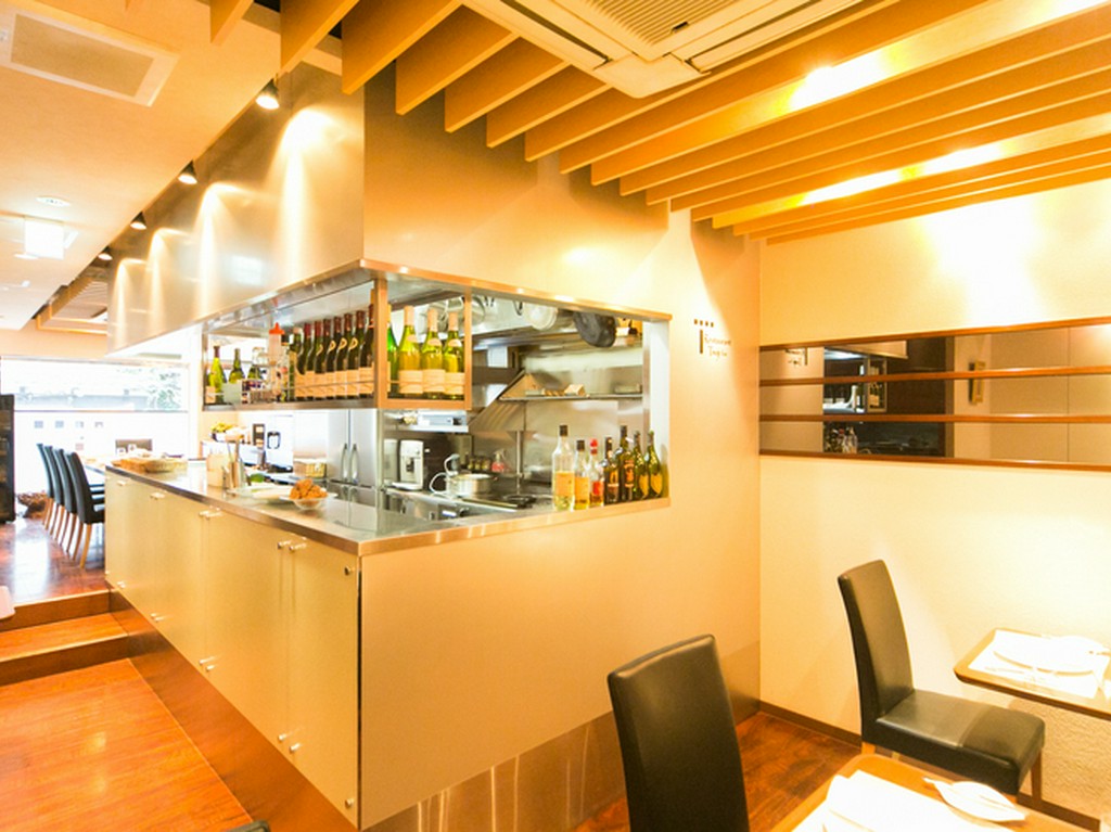 内装はシェフの顔が見えるオープンキッチンタイプ