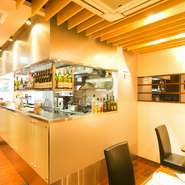 オシャレな店内は、明るく華やかな。カウンターからは、シェフやパティシエの手技を楽しむこともできます。