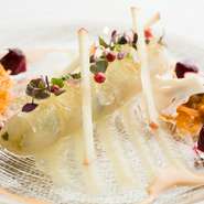 ディナーは、3種類のコースとアラカルトから選択可能。コースのみとなりますが、ランチも実施しています。