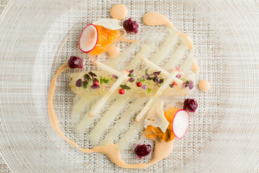 ひらめの昆布締めサラダ仕立て(リンゴのジュレとウニを添えて)