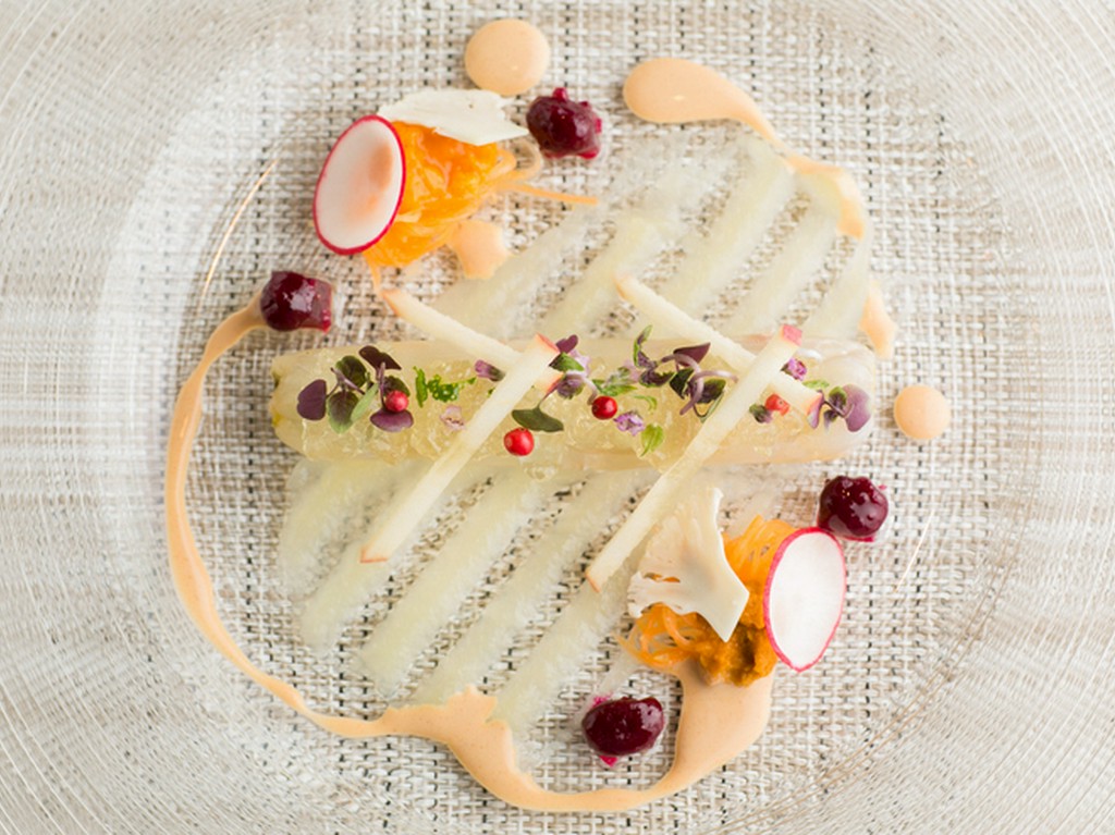 ひらめの昆布締めサラダ仕立て（リンゴのジュレとウニを添えて）