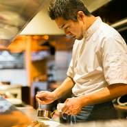 使用している野菜のほとんどは、隣の名取市で母が育てたものです。野菜の味はかけた手間や、育てた土地で大きく変わります。当店のために育てられた、当店だけの野菜。きっと、違いを感じていただけると思います。