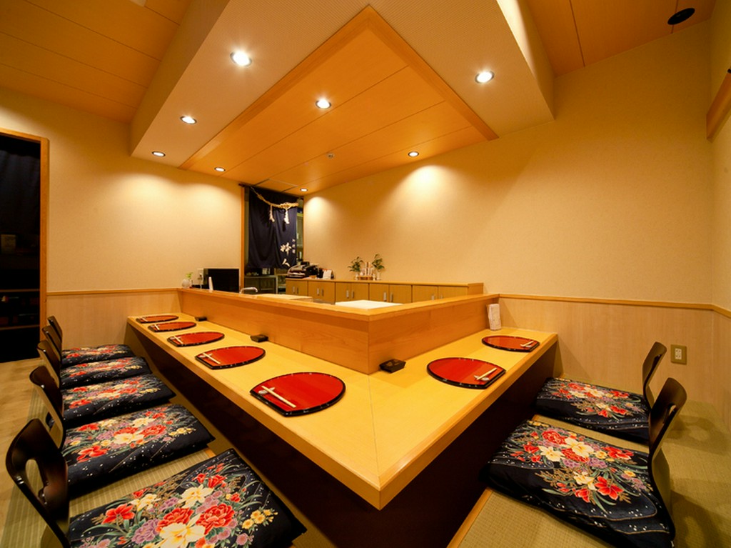 靴を脱ぎ店内に上がれば、全席堀こたつ式の席が待っています